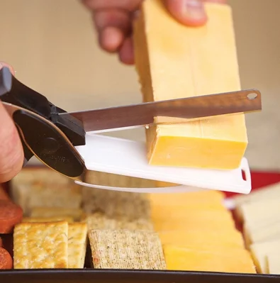 ЛИКВИДАЦИЯ! CLEVERCUTTER®: 2 в 1 Кухненска Ножица и Дъска за Рязане!